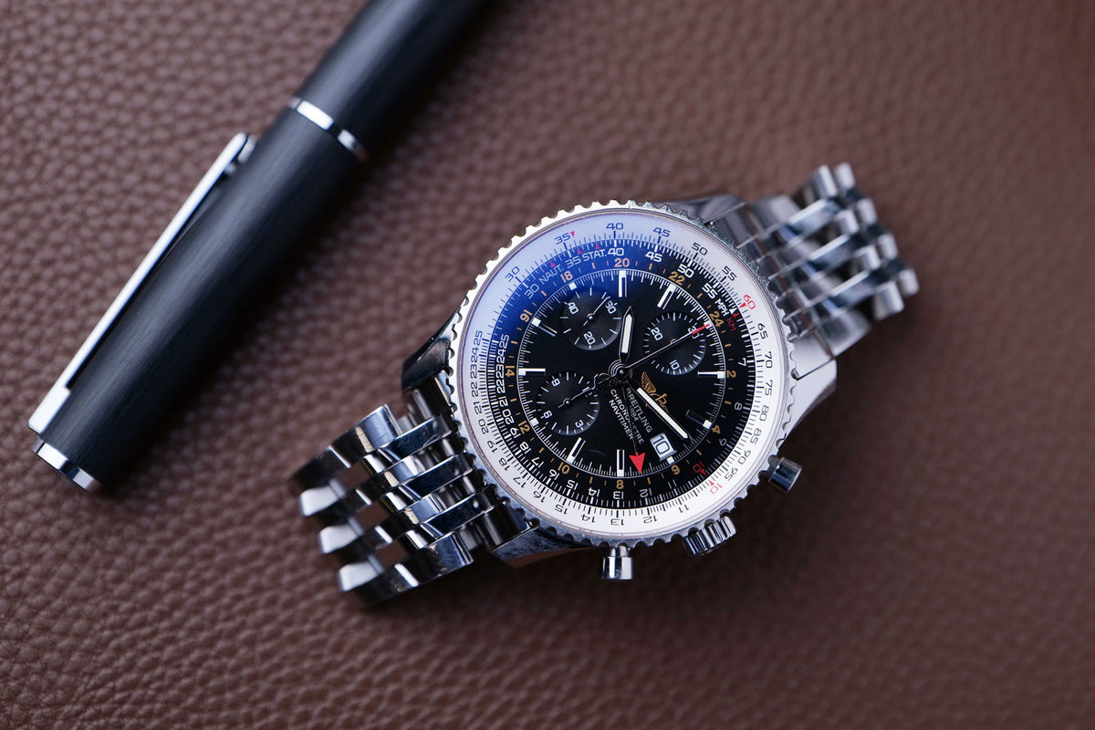 SÅLD - BEGAGNAD Breitling Navitimer World Svart & Länk A24322