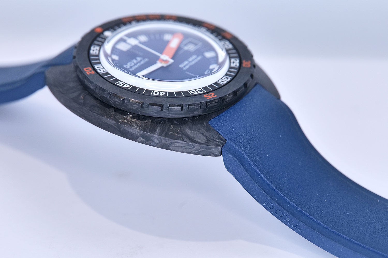 PRE-OWNED DOXA Sub 300 Carbon Caribbean Navy Blue & Rubber Strap 822.70.201.20