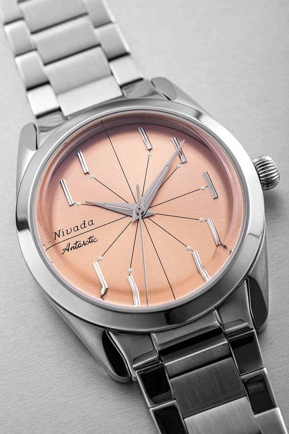 Nivada Grenchen Antarctic Spider Salmon utan datum Flat Link