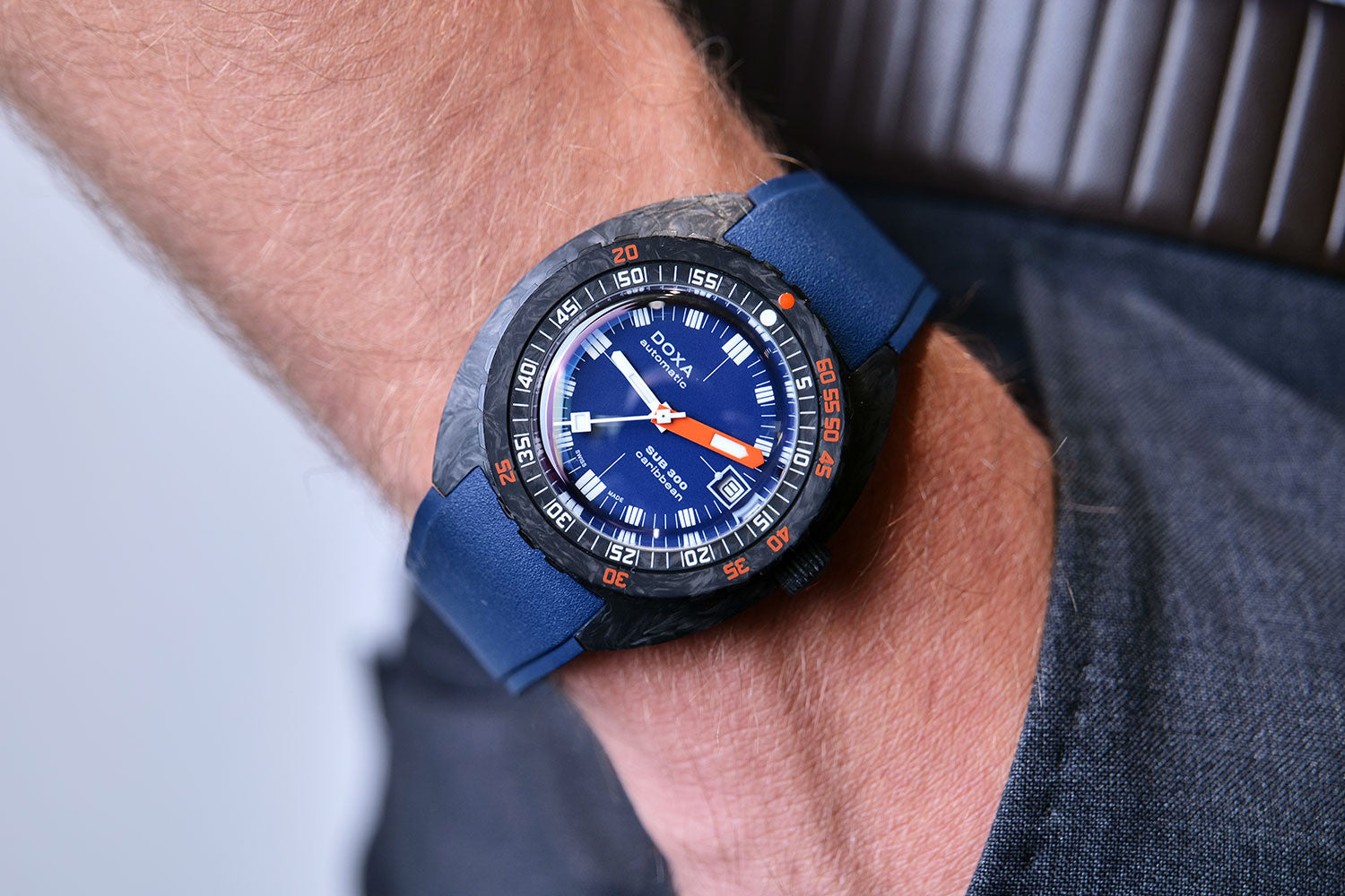 PRE-OWNED DOXA Sub 300 Carbon Caribbean Navy Blue & Rubber Strap 822.70.201.20