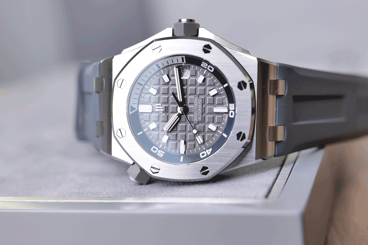 PRE-OWNED Audemars Piguet Royal Oak Offshore 15720ST.OO.A009CA.01