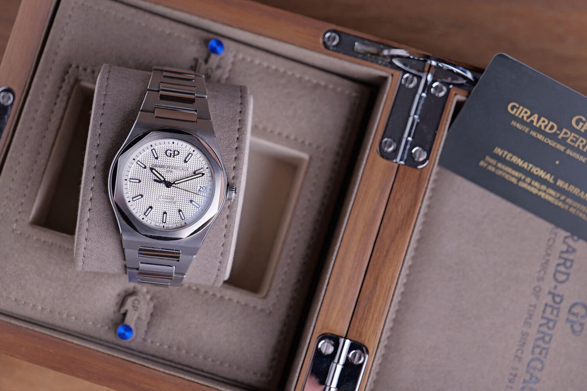 PRE-OWNED Girard-Perregaux Laureato 81010-11-131-11A