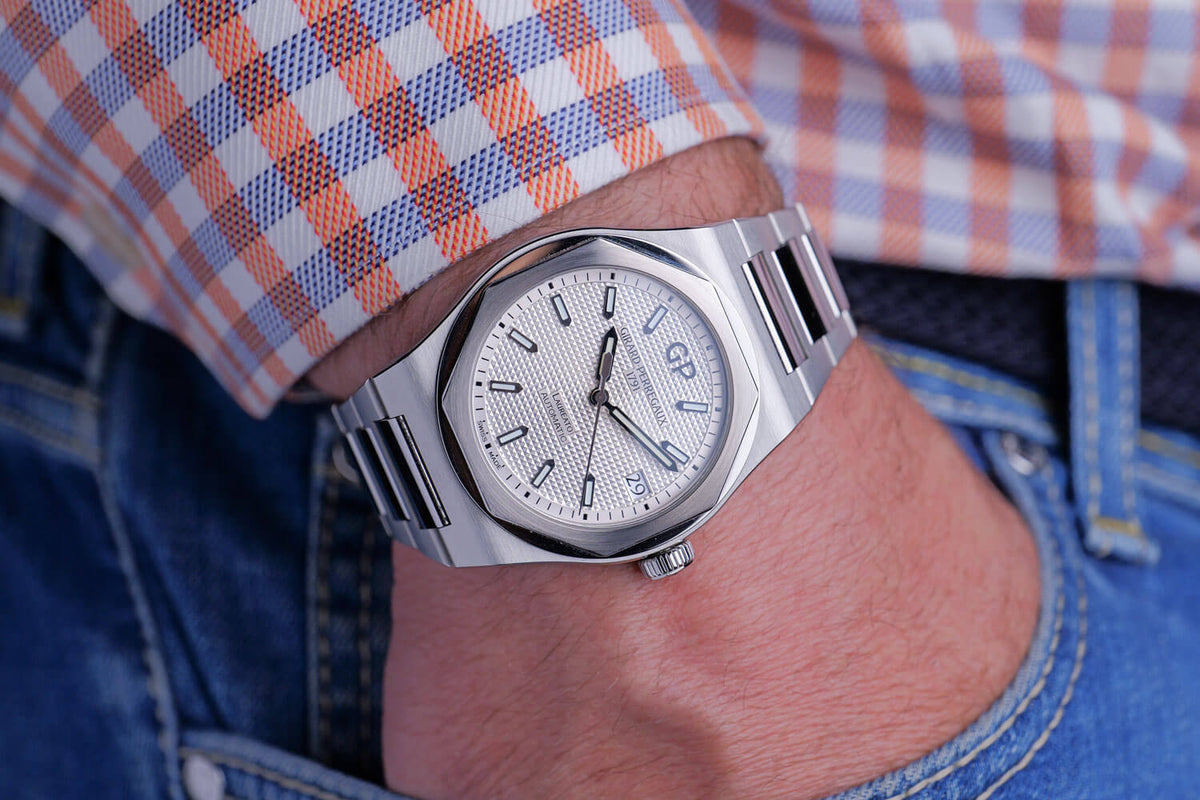 PRE-OWNED Girard-Perregaux Laureato 81010-11-131-11A