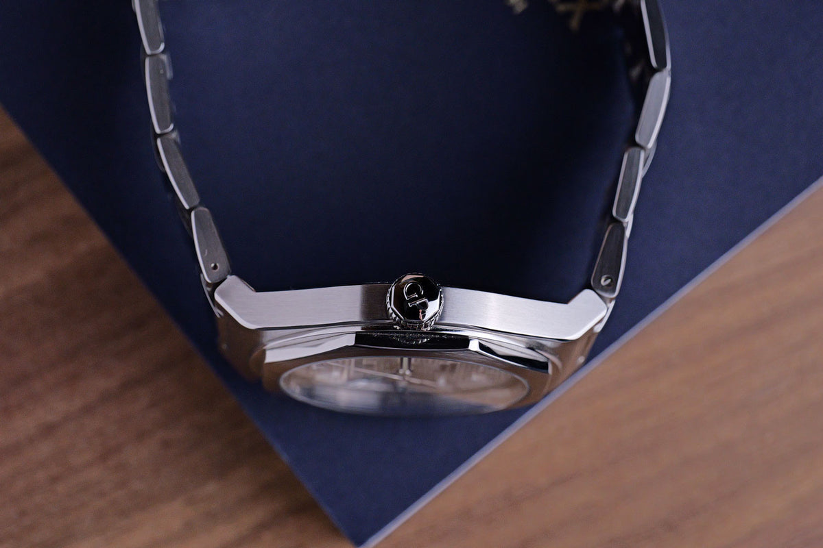 PRE-OWNED Girard-Perregaux Laureato 81010-11-131-11A