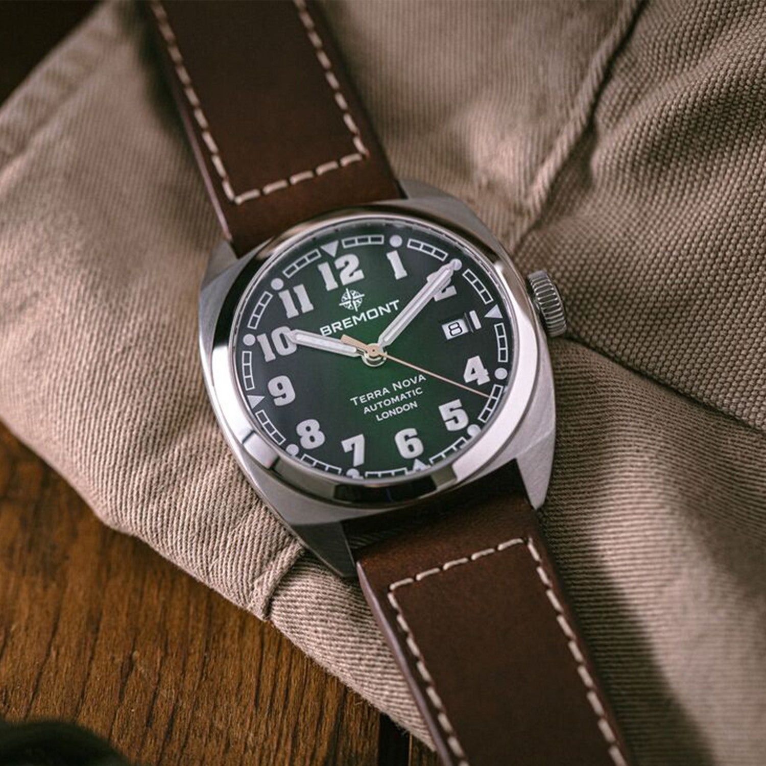 Bremont Terra Nova 40.5 Datum Grön & Läderrem
