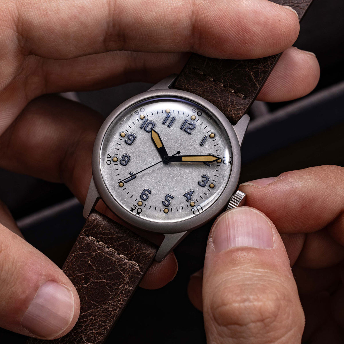 Praesidus C-47 D-DAY Aluminium Gray Brown Leather 38Mm P-38-C47-C-DBRSG